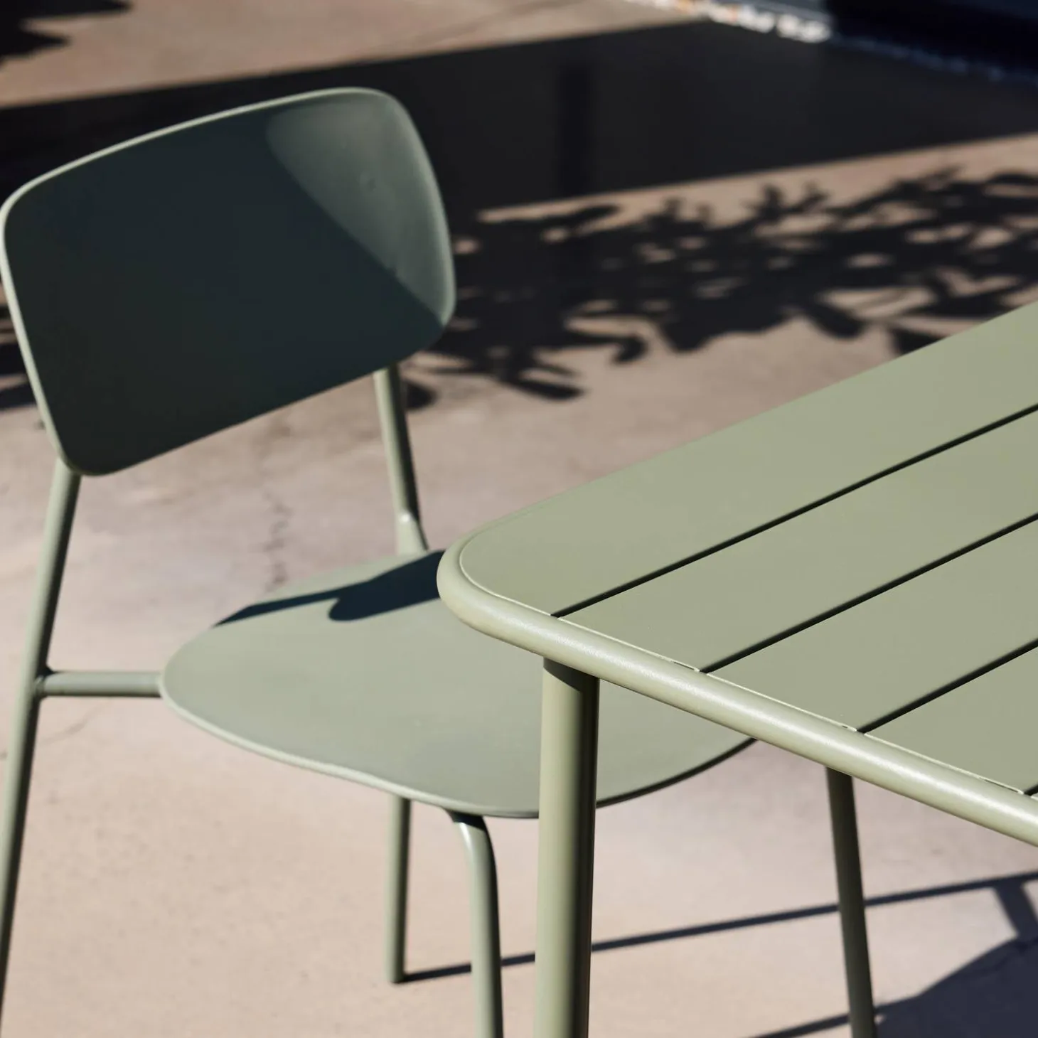Gartentisch aus Stahl + 2 Stühle