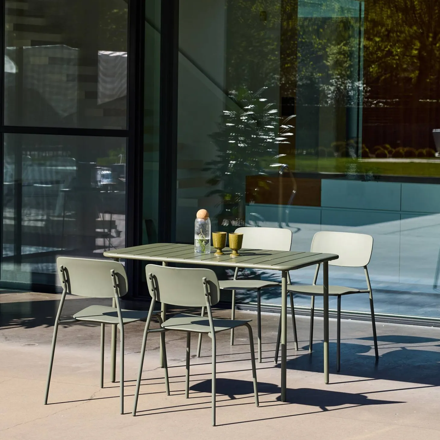 Gartentisch aus Stahl + 4 Stühle