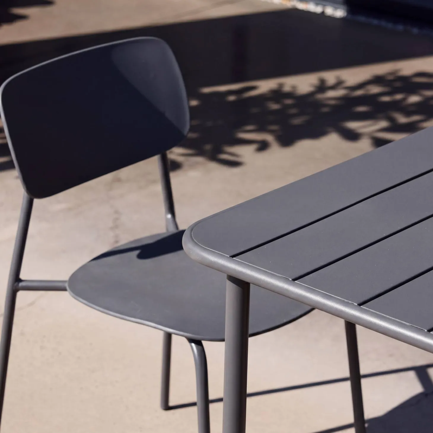 Gartentisch aus Stahl + 2 Stühle