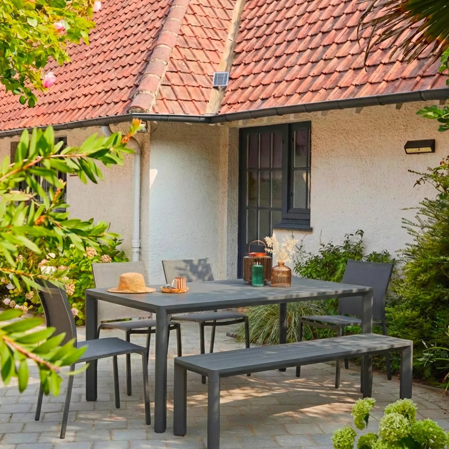 Gartentisch, 1 Bank und 4 Stühle aus Aluminium und Textilene