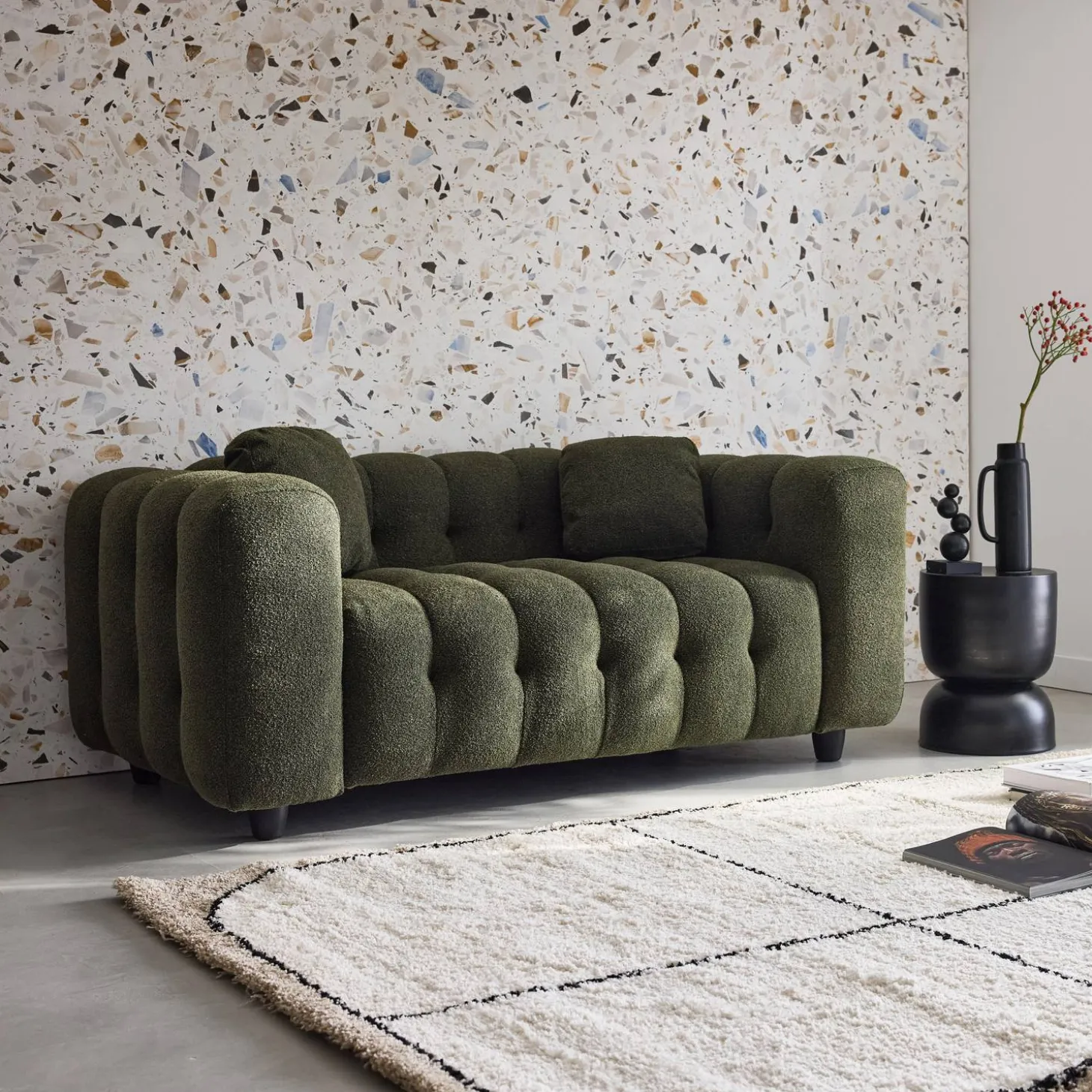 Gepolstertes Sofa mit strukturiertem Bouclé-Bezug, 2-Sitzer