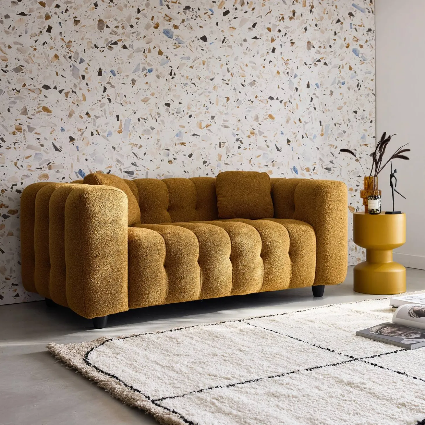 Gepolstertes Sofa mit strukturiertem Bouclé-Bezug, 2-Sitzer