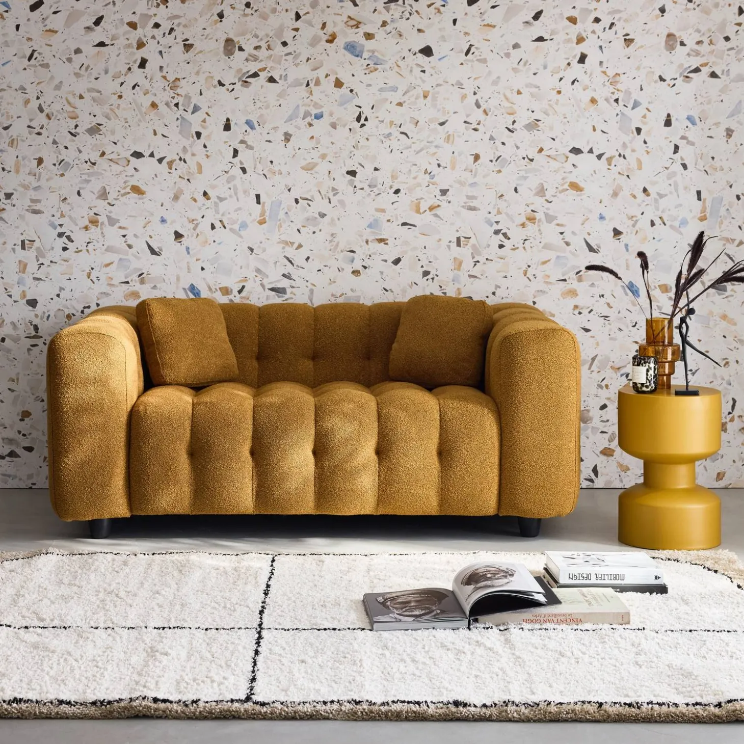 Gepolstertes Sofa mit strukturiertem Bouclé-Bezug, 2-Sitzer