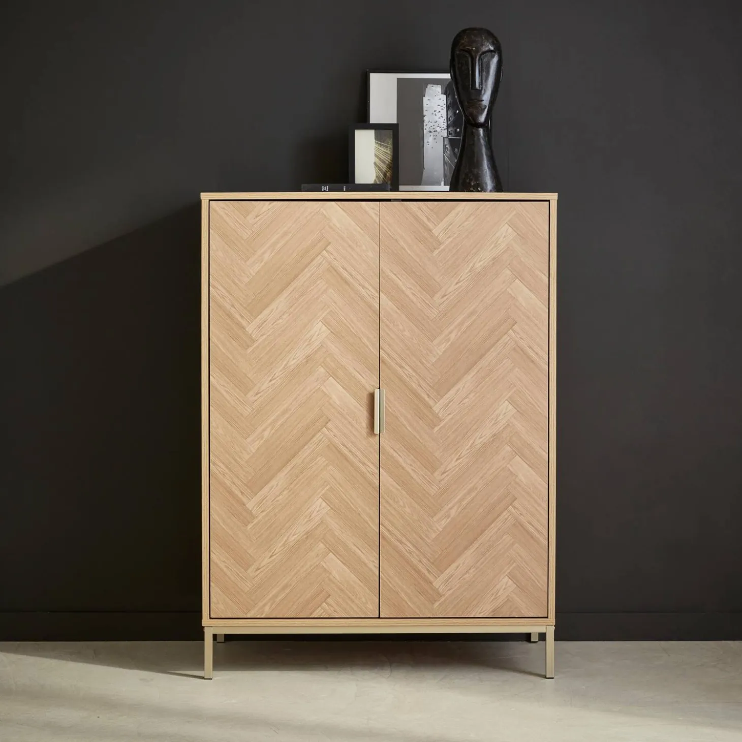 Geschirrschrank in Fischgrät-Optik, 2 Türen