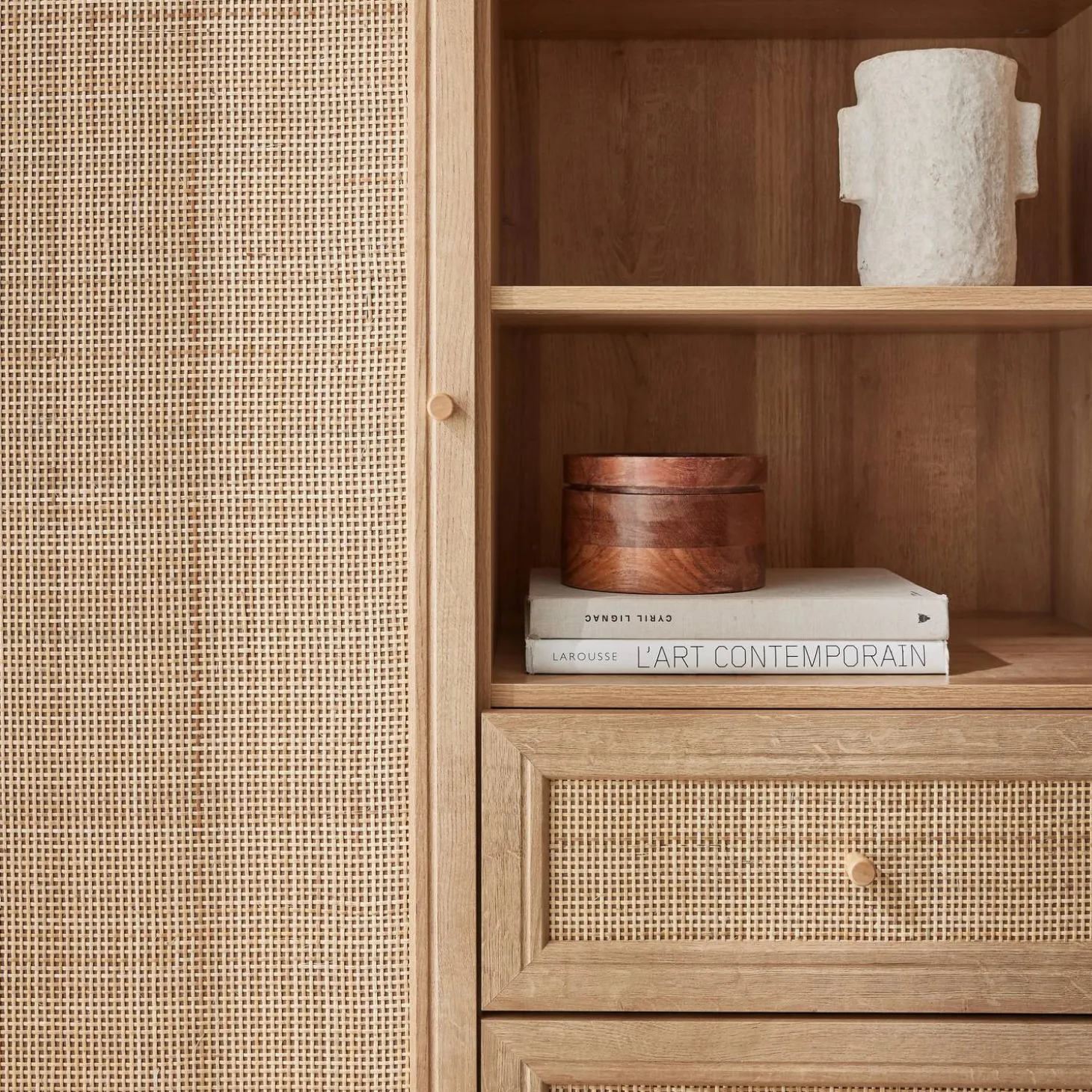 Highboard mit Rattan-Geflecht und Holzdekor 1 Tür, 2 Schubladen