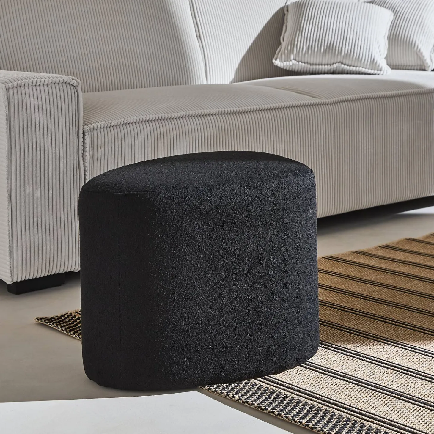 Hocker in Kieselsteinform mit Stoffbezug