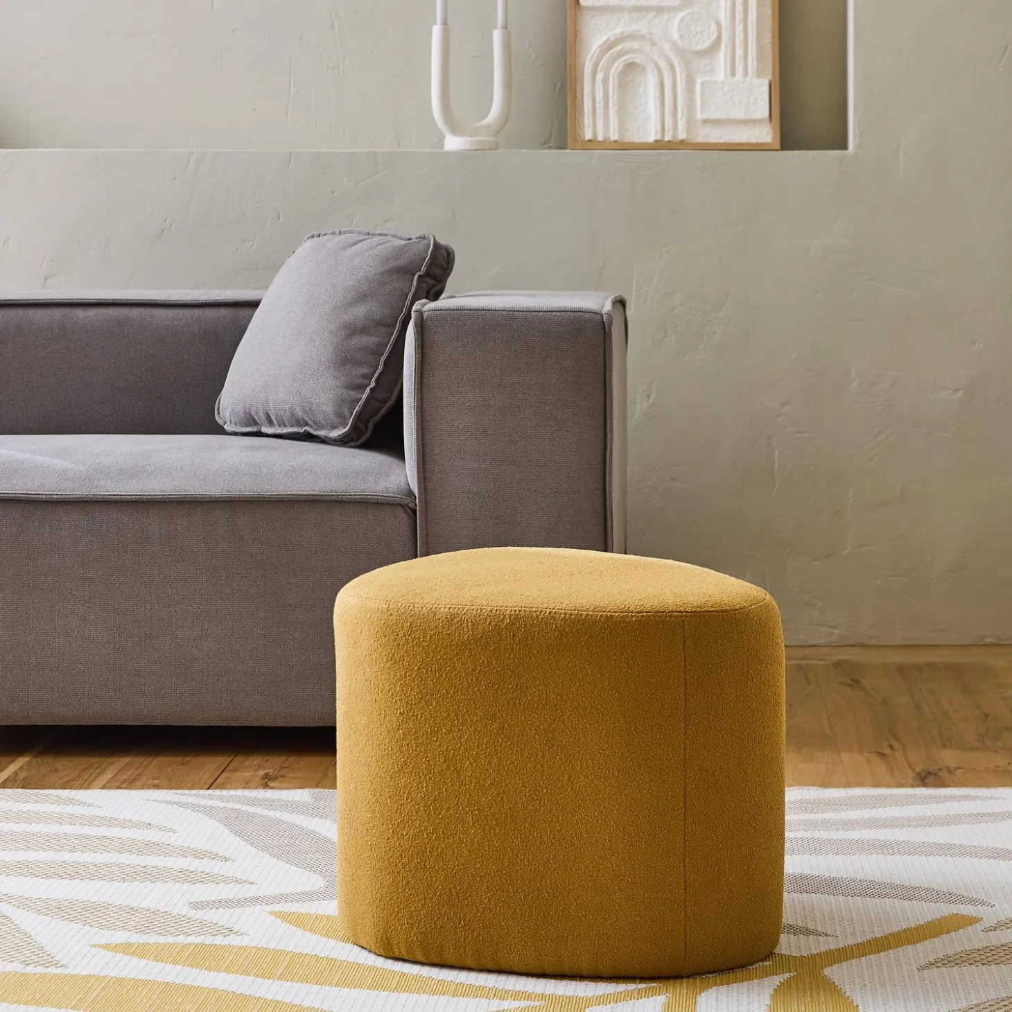 Hocker in Kieselsteinform mit Stoffbezug