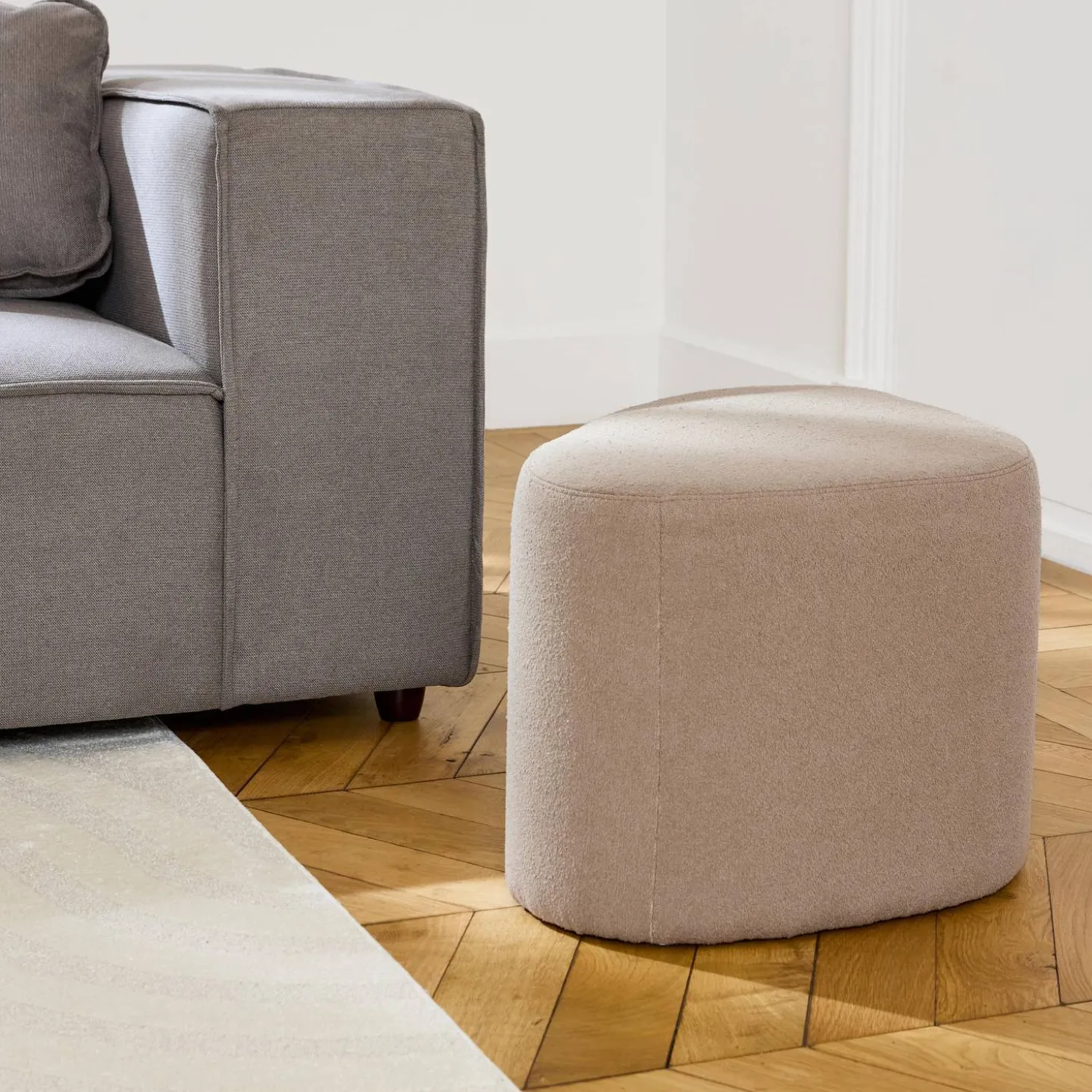 Hocker in Kieselsteinform mit Stoffbezug