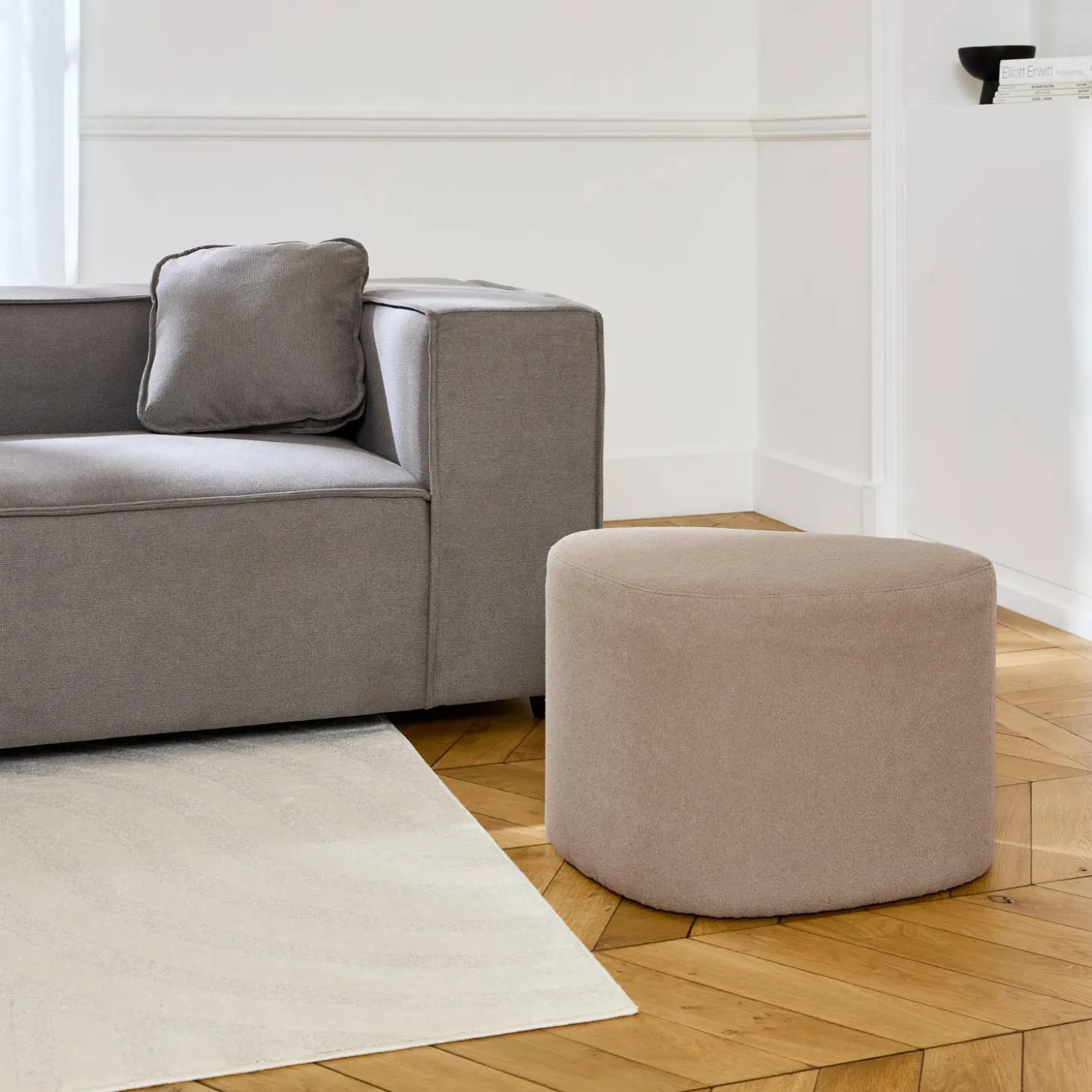 Hocker in Kieselsteinform mit Stoffbezug