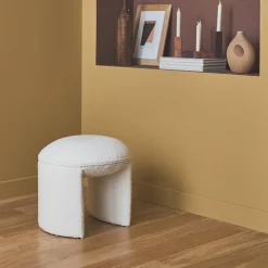 Hocker mit Bezug aus strukturiertem Bouclé