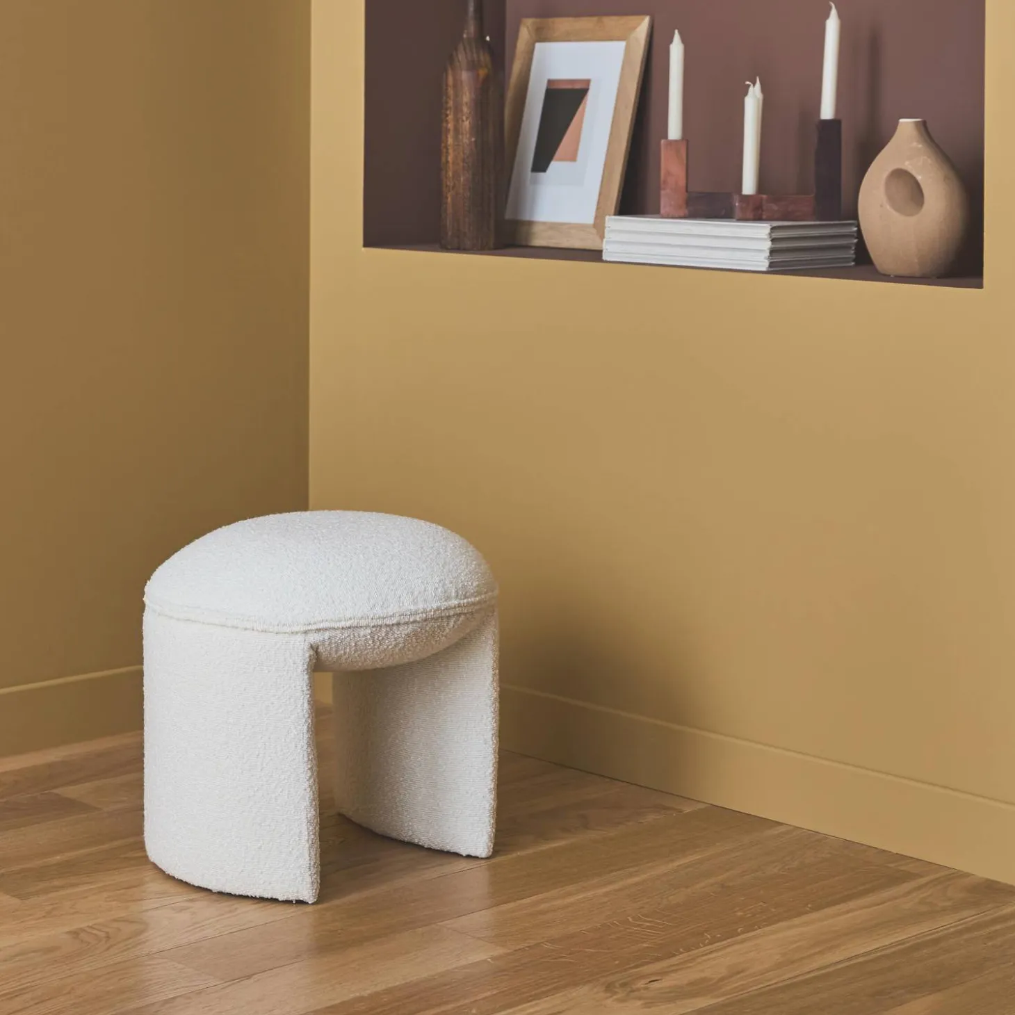 Hocker mit Bezug aus strukturiertem Bouclé