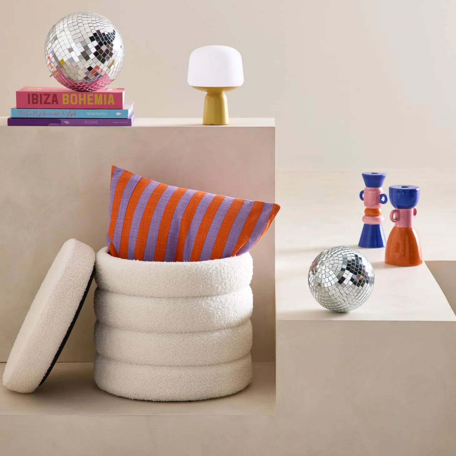 Hocker mit Stauraum und Bouclé-Bezug