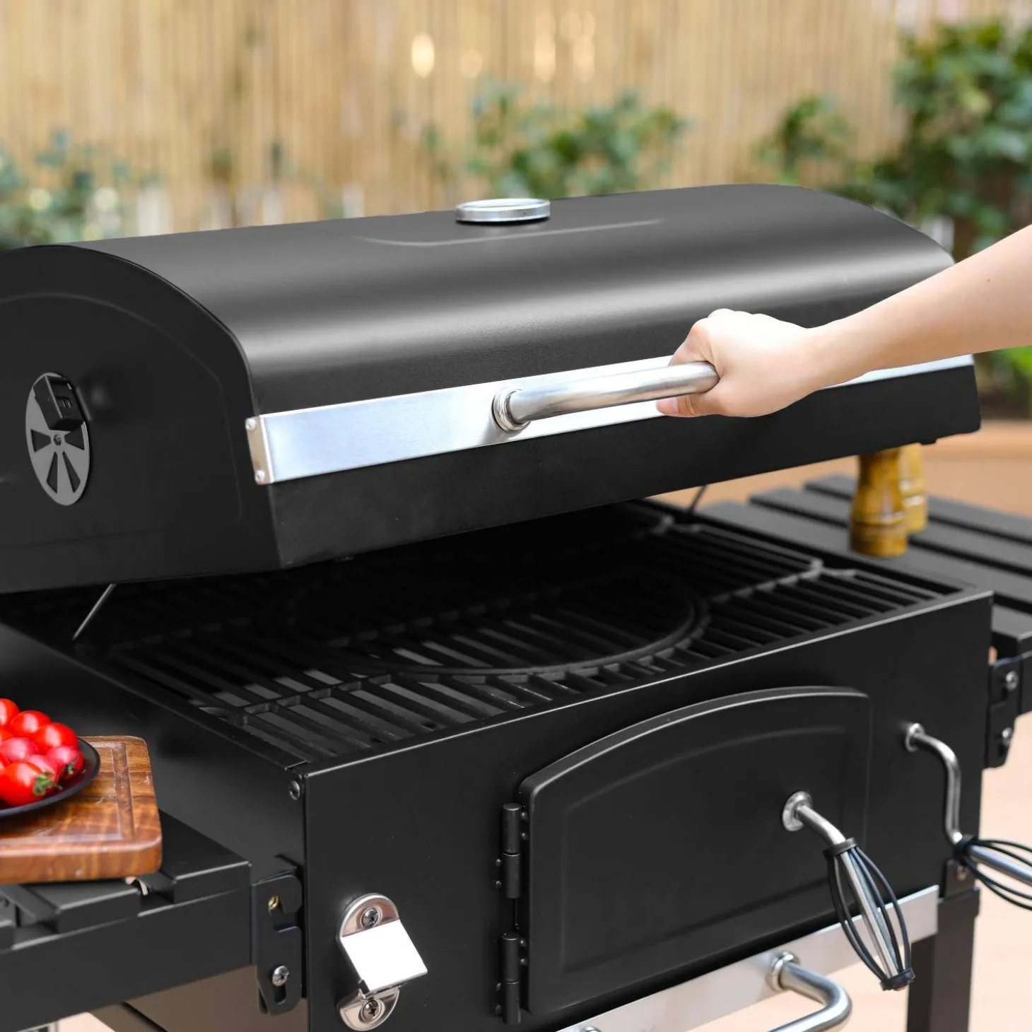 Holzkohlegrill mit Abdeckung