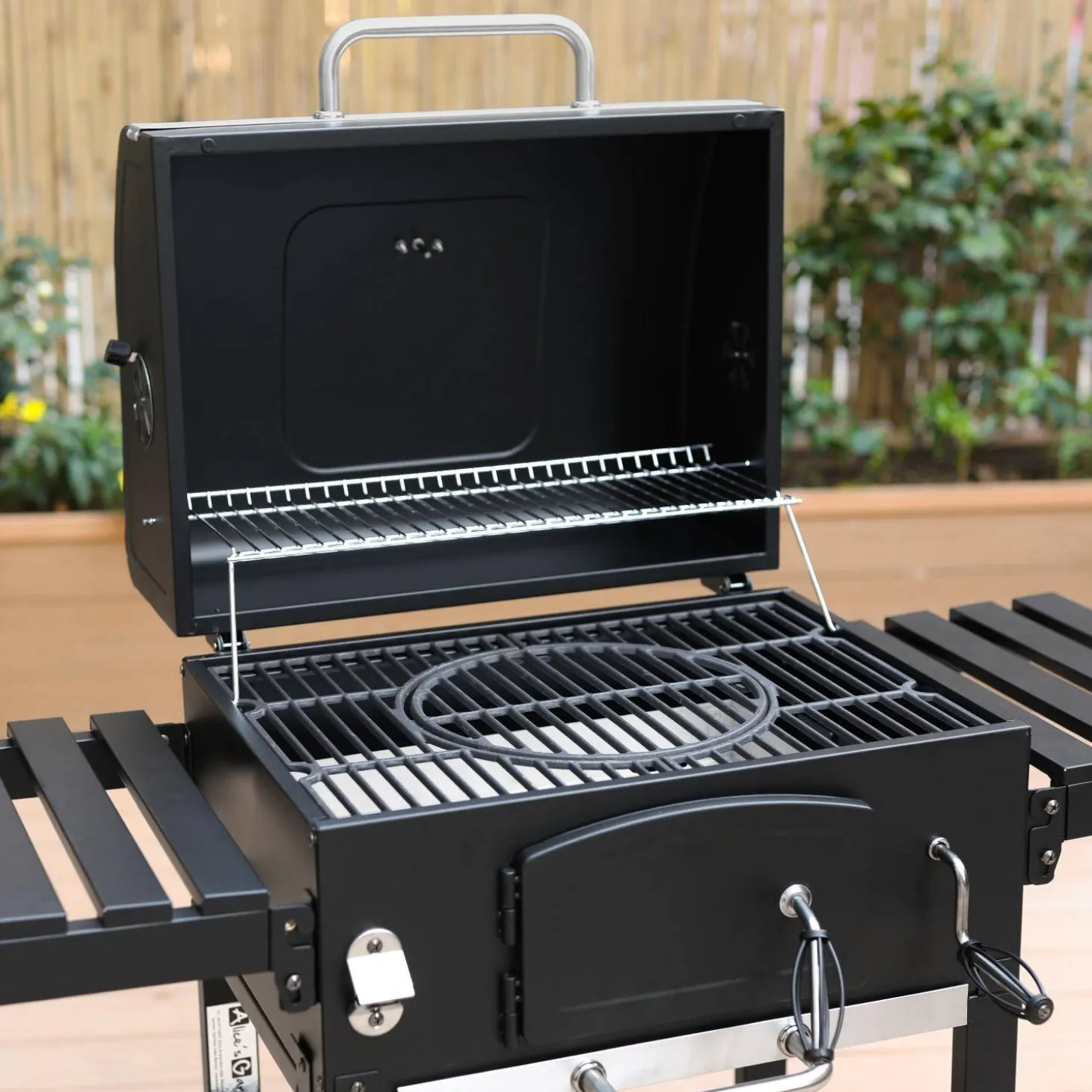 Holzkohlegrill mit Abdeckung