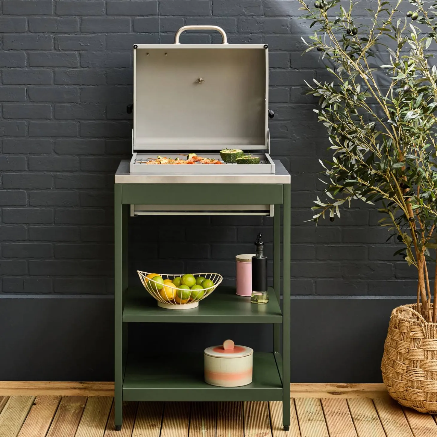 Holzkohlegrill und Räucherofen auf Beinen, 2 Regalböden