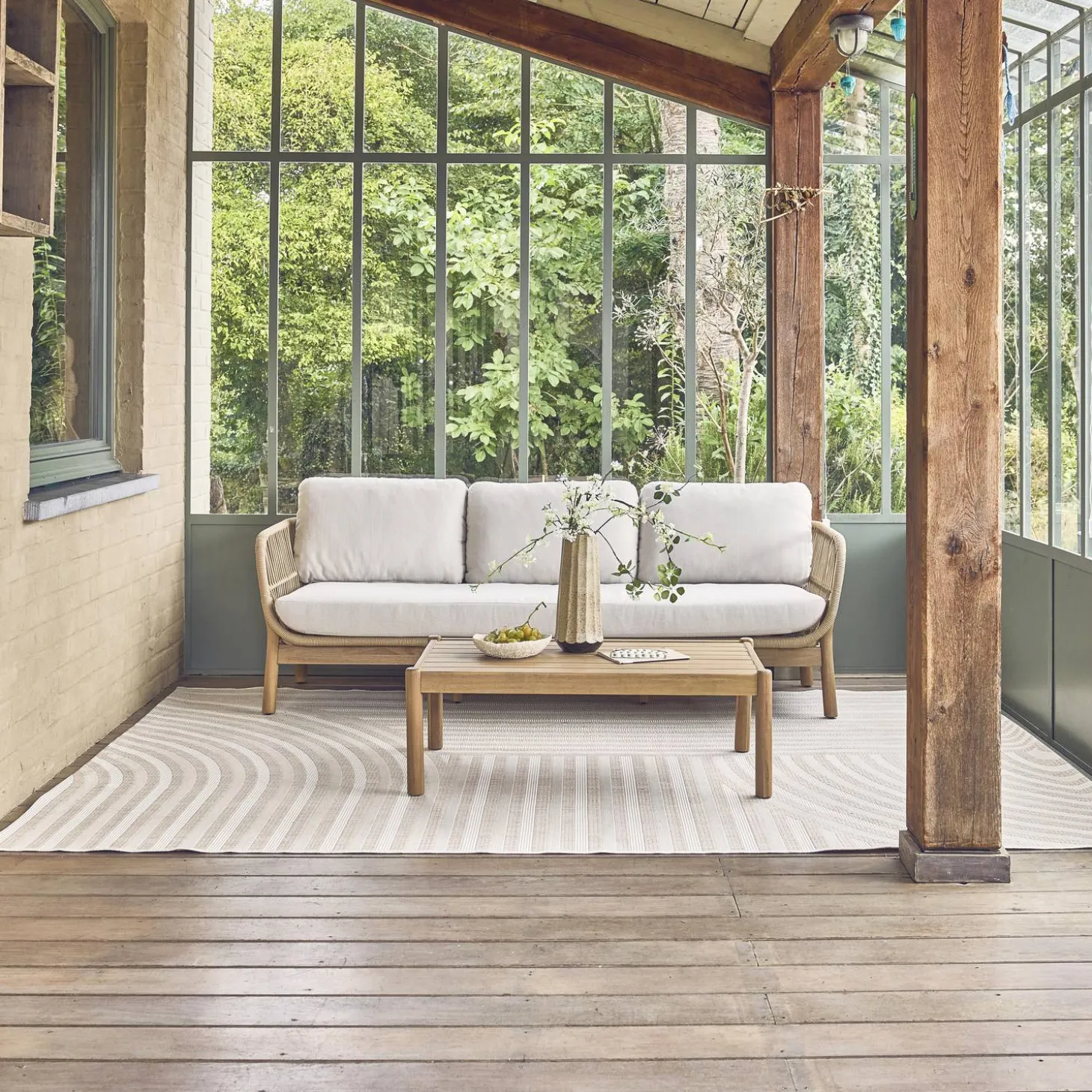 Indoor / Outdoor Teppich mit Bogenmuster beige, 100% recyceltes Polyester