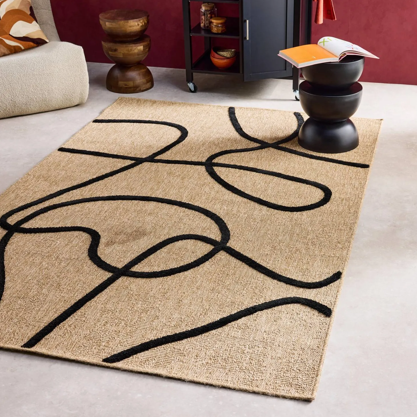 Indoor Teppich mit Jute-Optik, schwarzes grafisches Reliefmuster