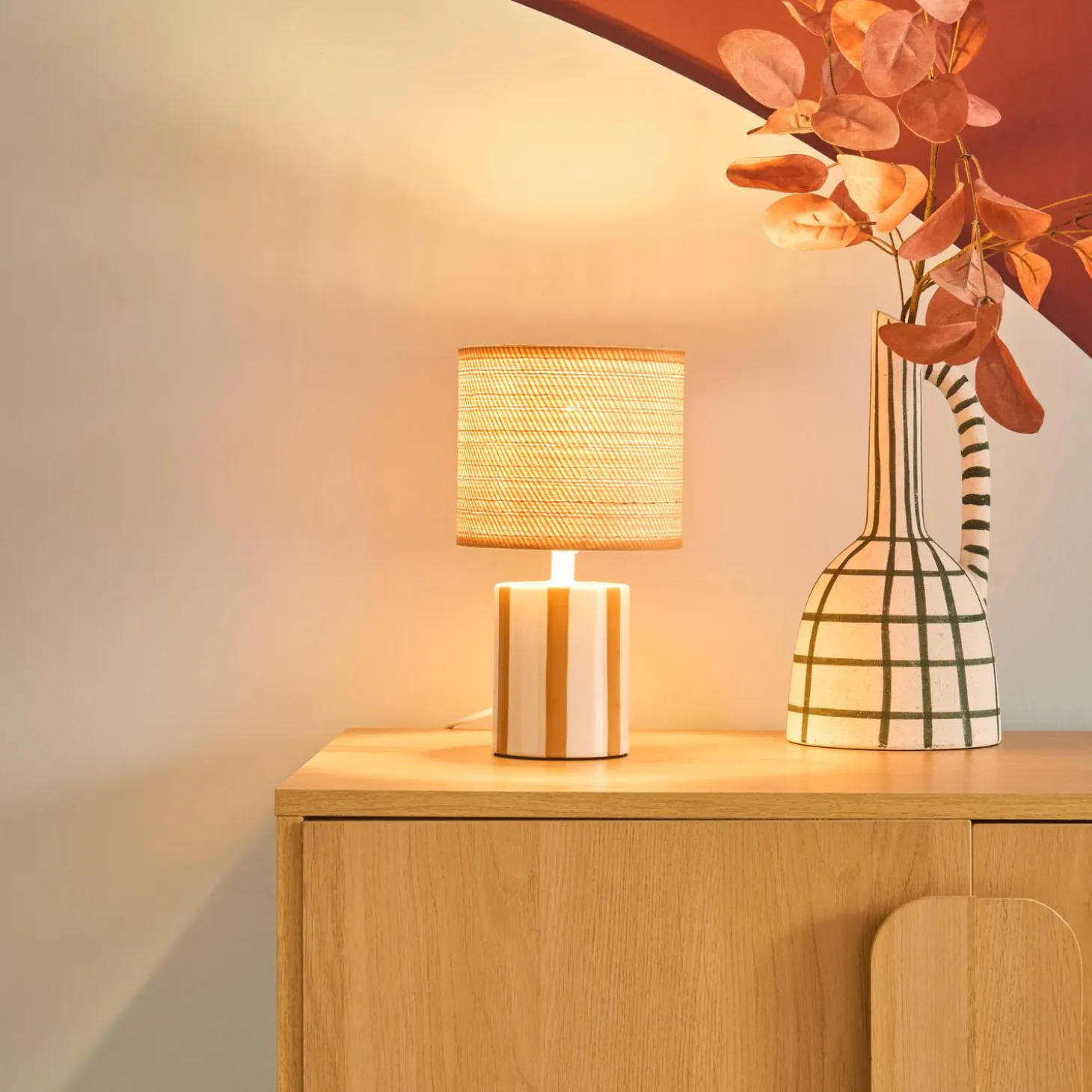 Indoor-Tischlampe Keramik Lampenschirm mit Rattanoptik H 28 cm