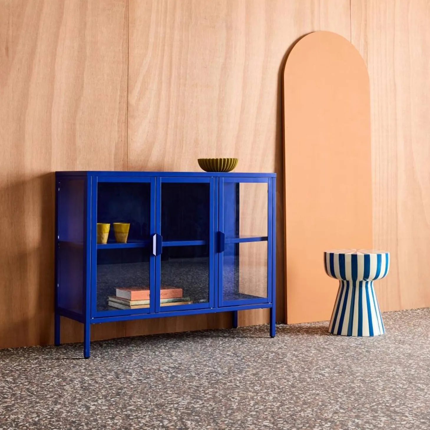 Industrielles Sideboard aus Metall und gehärtetem Glas mit 3 Türen, 100 cm