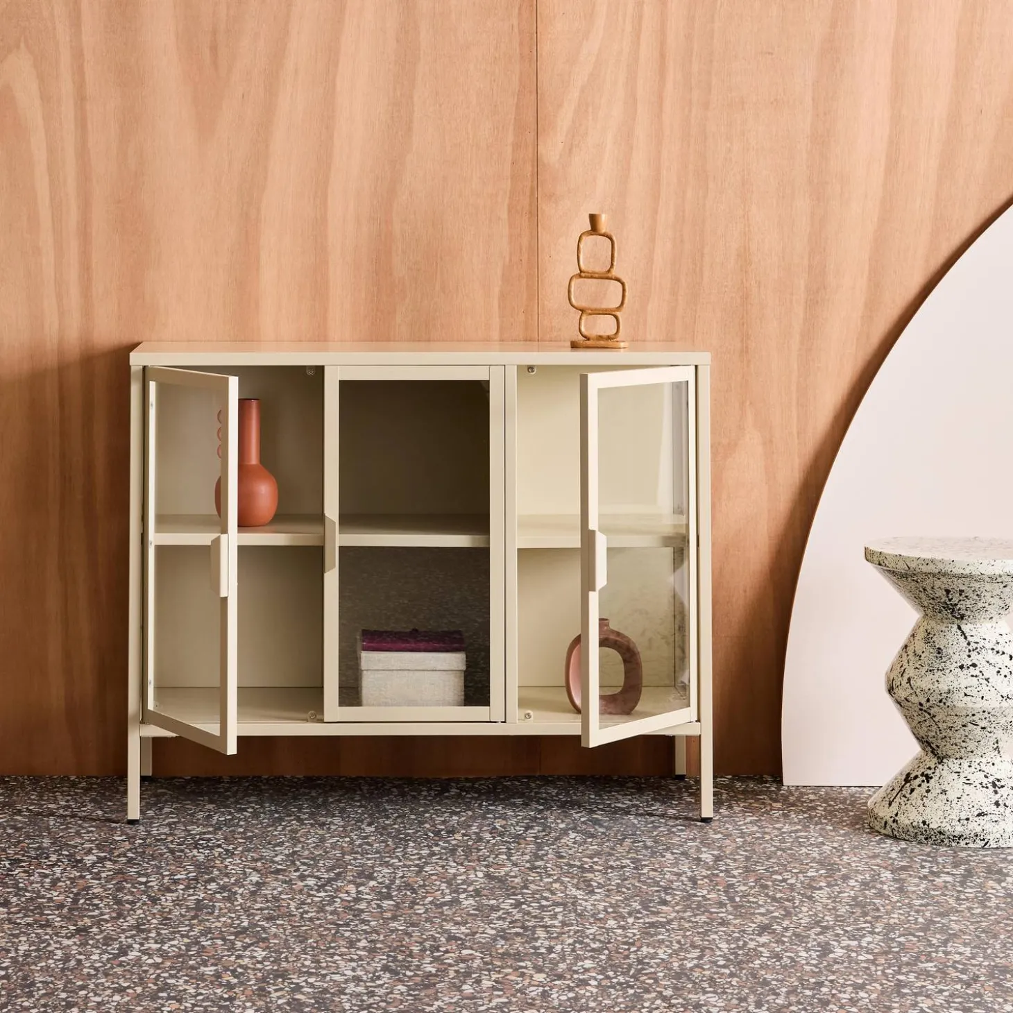 Industrielles Sideboard aus Metall und gehärtetem Glas mit 3 Türen, 100 cm
