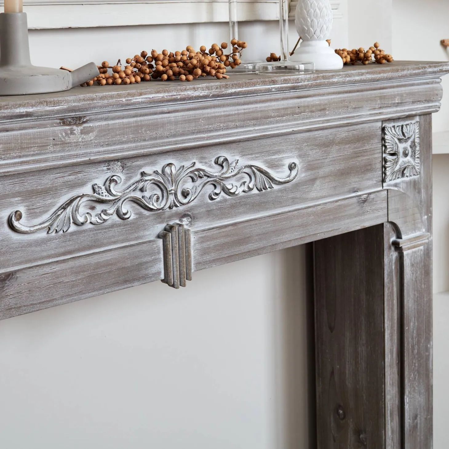 Kaminmantel mit gekalkter Holzoptik
