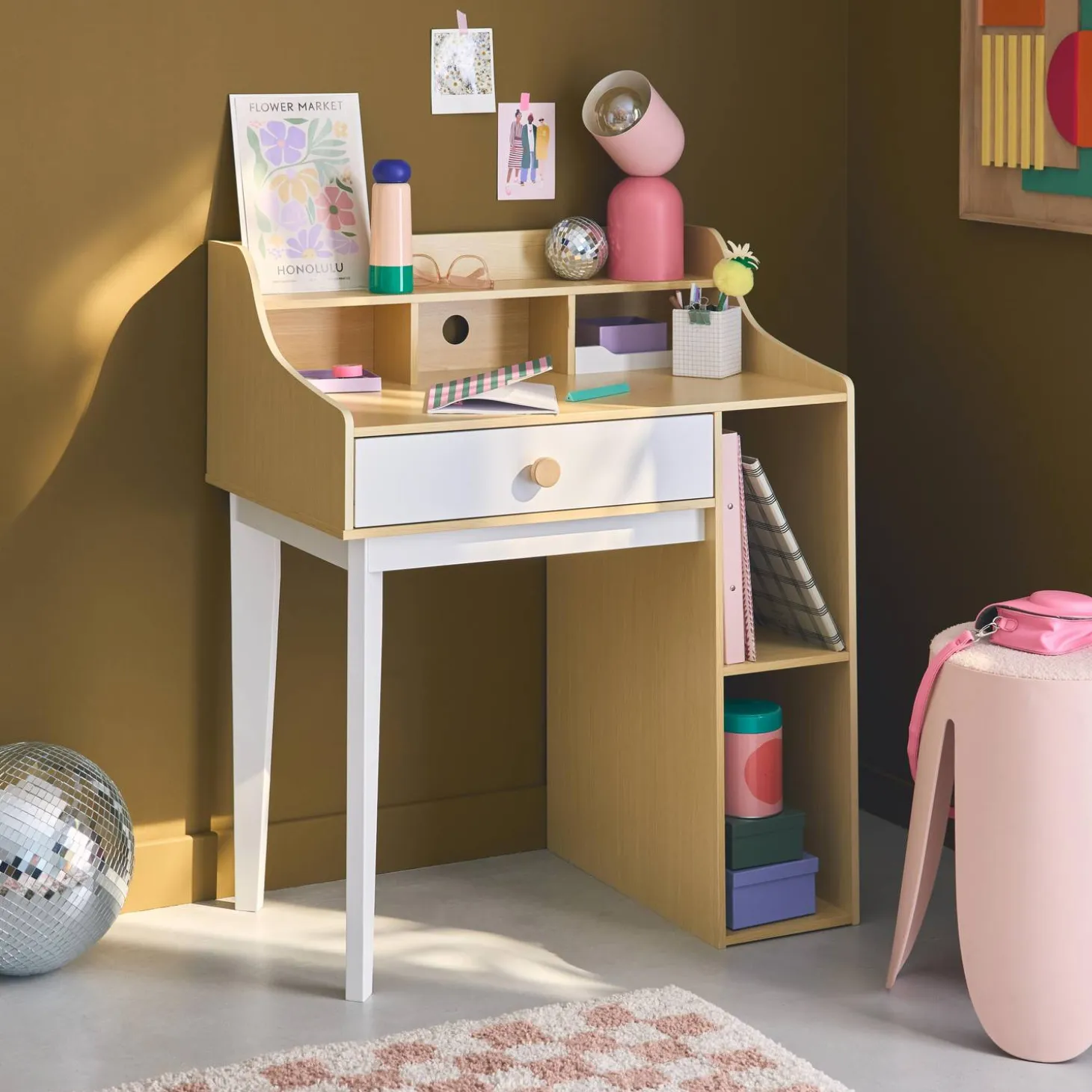 Kinderschreibtisch mit Schublade und Regalen