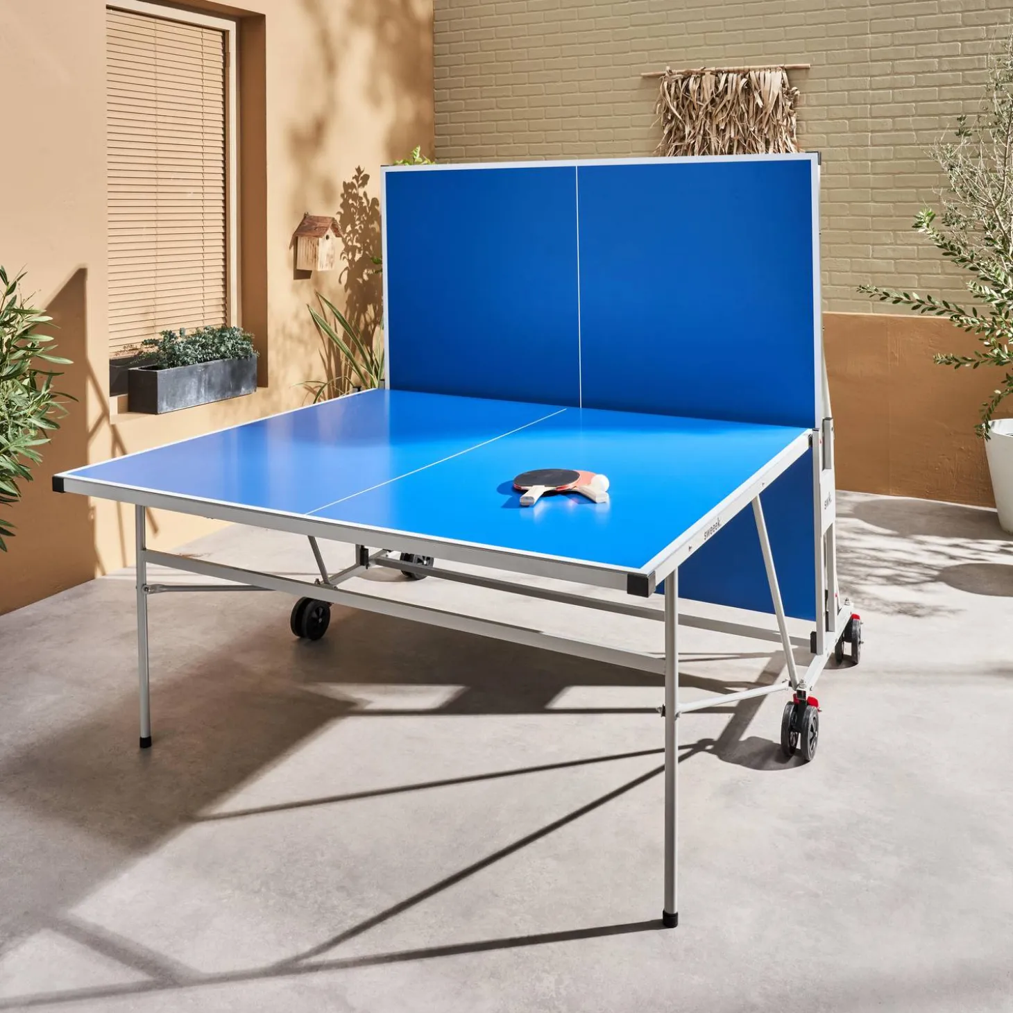 Klappbare Outdoor-Tischtennisplatte mit 4 Schlägern und 6 Bällen