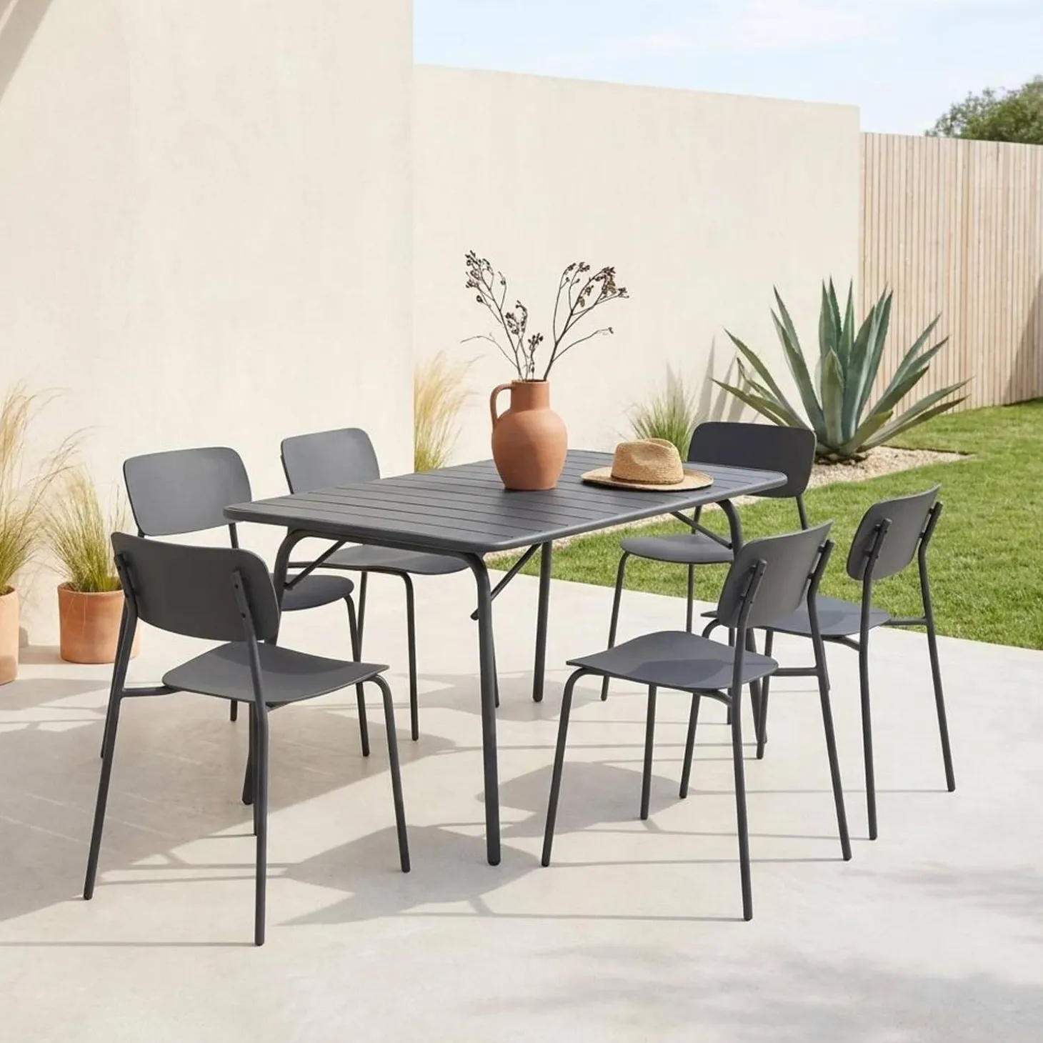 Klappbarer Gartentisch aus Stahl + 6 Stühle