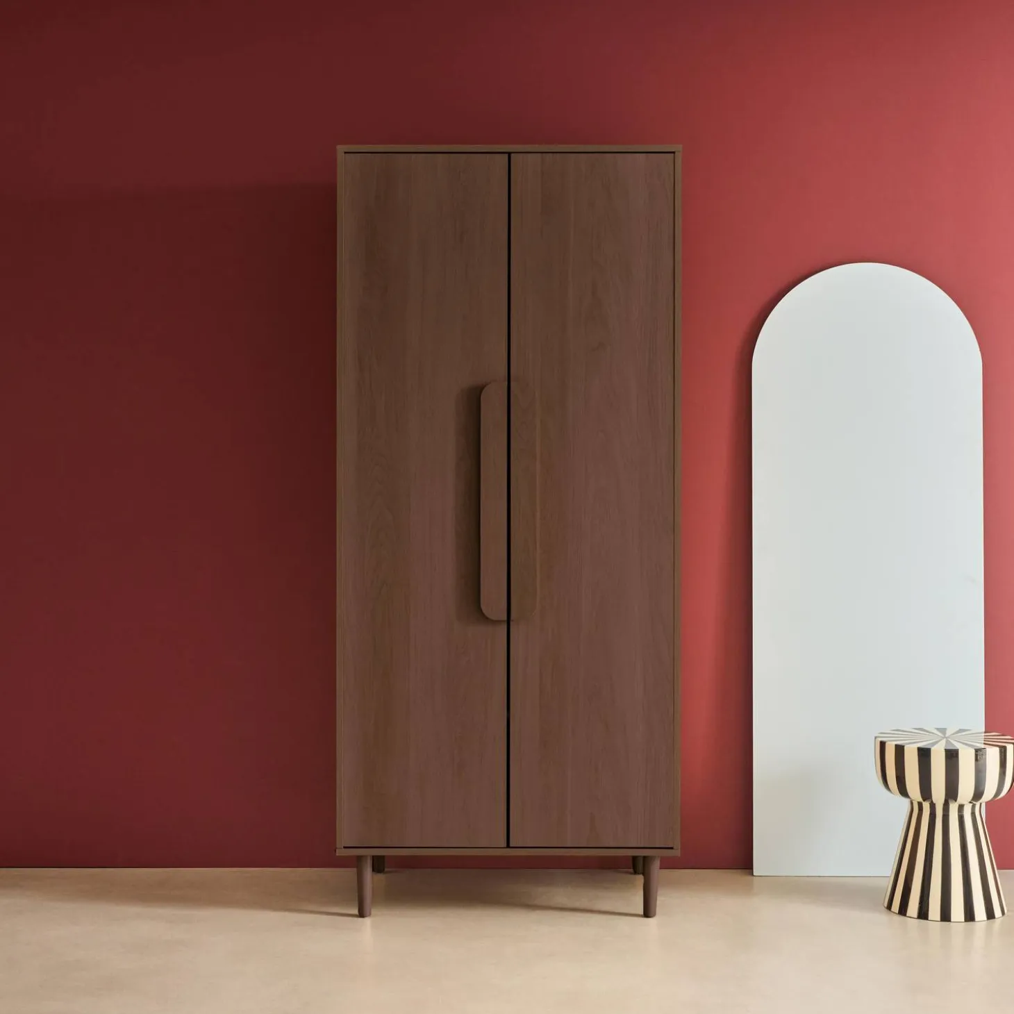 Kleiderschrank im Holzlook mit 2 Türen, Regalen und Kleiderstange