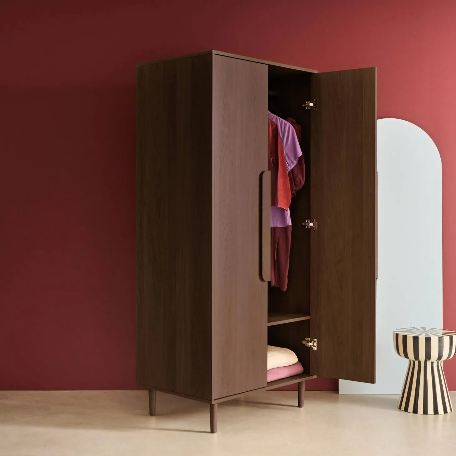 Kleiderschrank im Holzlook mit 2 Türen, Regalen und Kleiderstange