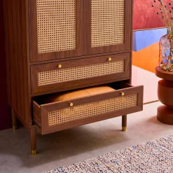 Kleiderschrank mit 2 Türen, 2 Schubladen und Rattan-Geflecht