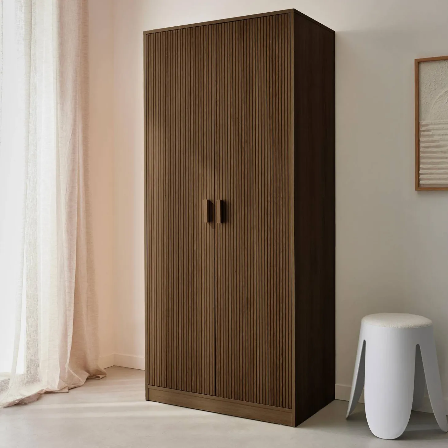 Kleiderschrank, zwei Türen, Kleiderstange und Stauräume