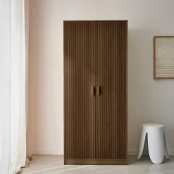 Kleiderschrank, zwei Türen, Kleiderstange und Stauräume