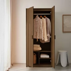 Kleiderschrank, zwei Türen, Kleiderstange und Stauräume