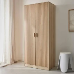 Kleiderschrank, zwei Türen, Kleiderstange und Stauräume