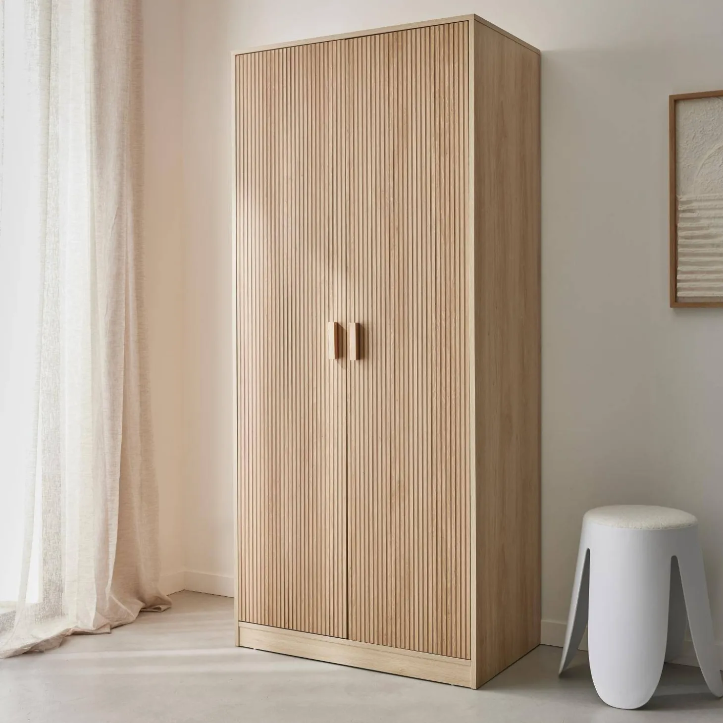Kleiderschrank, zwei Türen, Kleiderstange und Stauräume