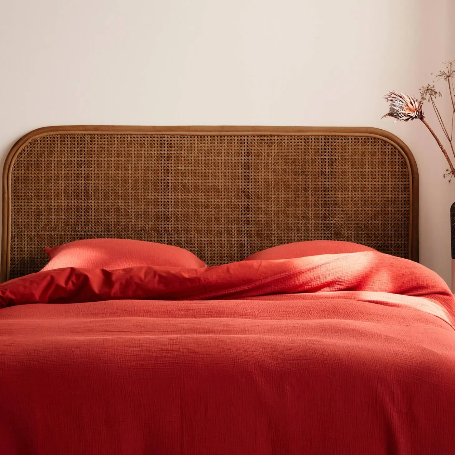 Kopfteil aus dunklem Rattan und Rattan-Geflecht