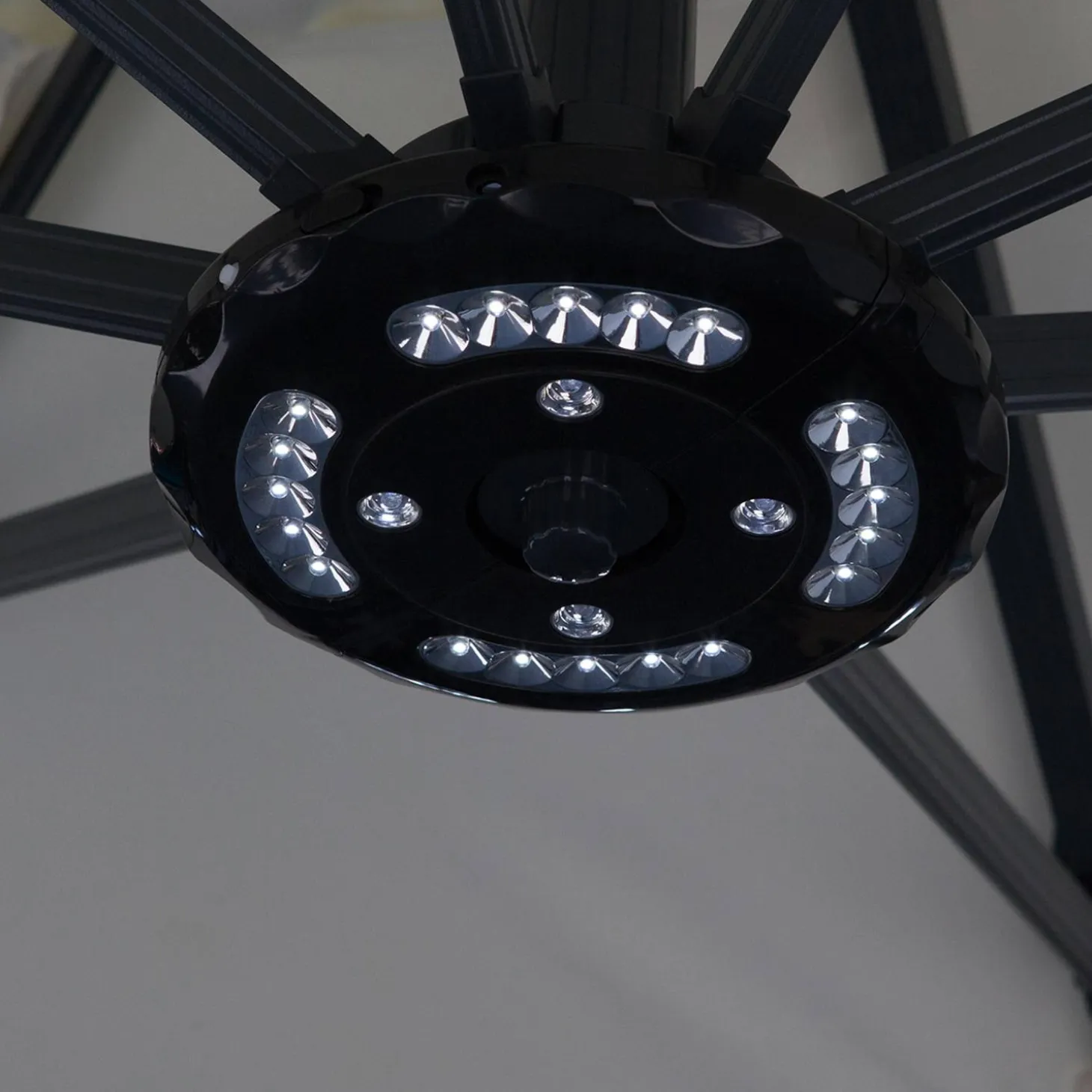 LED Beleuchtung für Sonnenschirme Befestigung am Mast