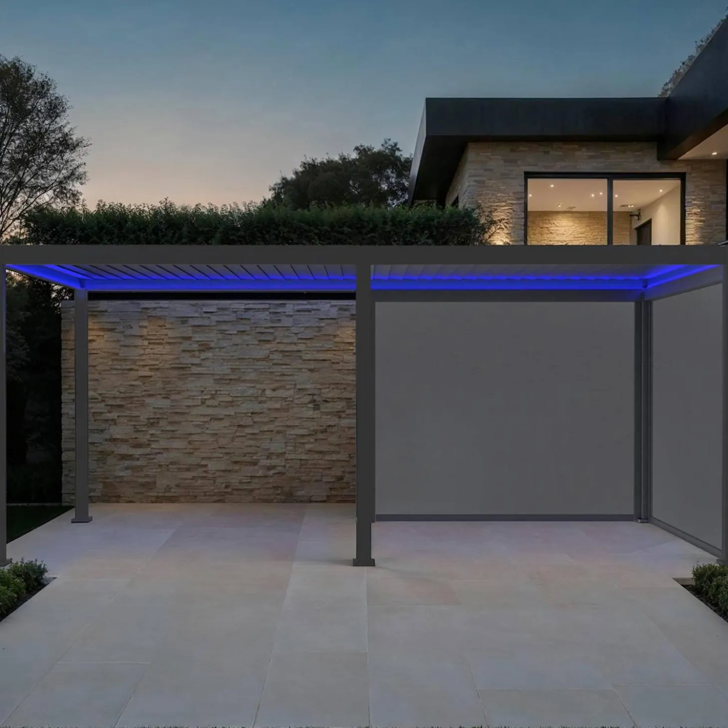 LED Pergola mit motorisiertem Lamellendach Triomphe 3x6m + 2 Markisen 3m