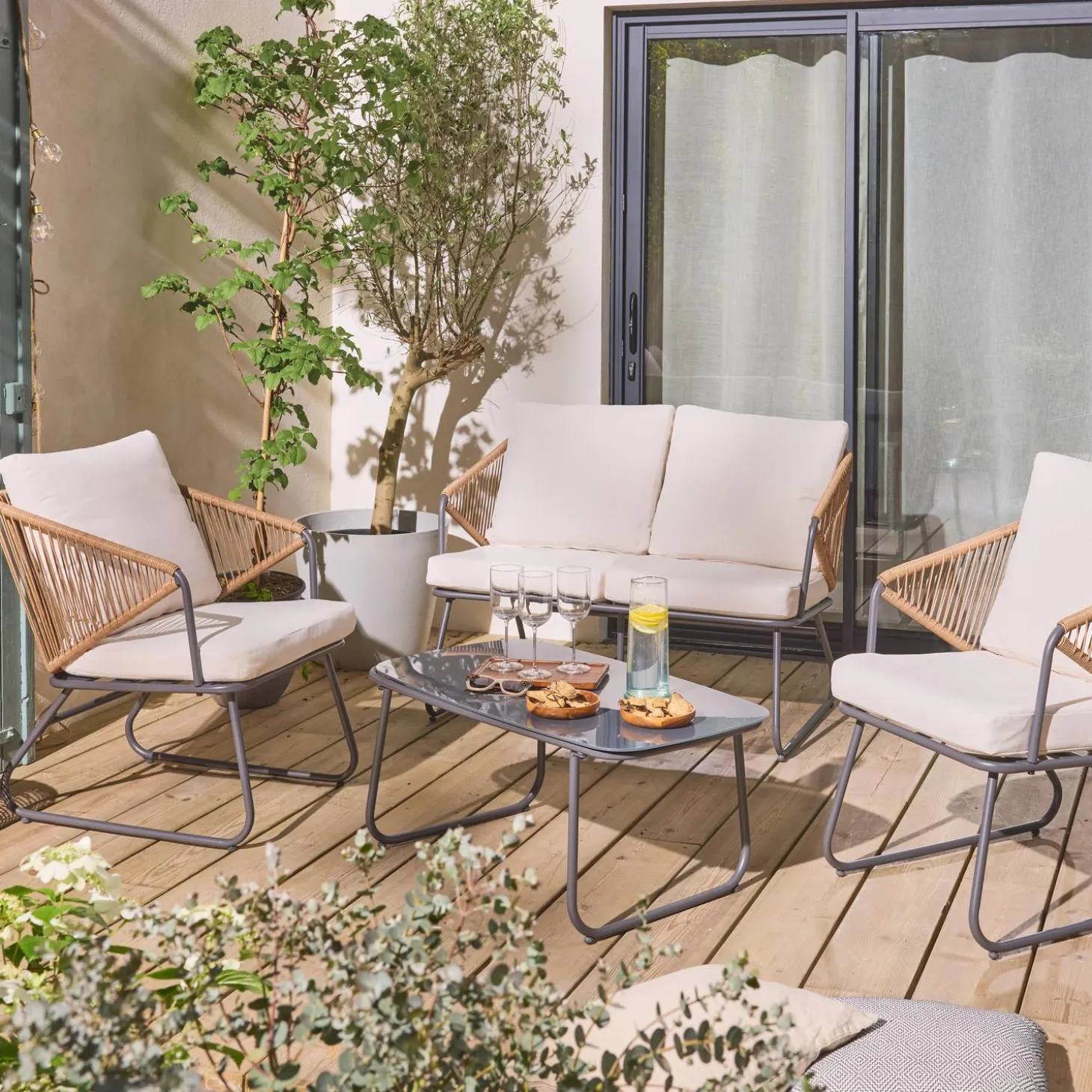 Loungeset aus Metall und Kunststoff, 4 Sitzplätze