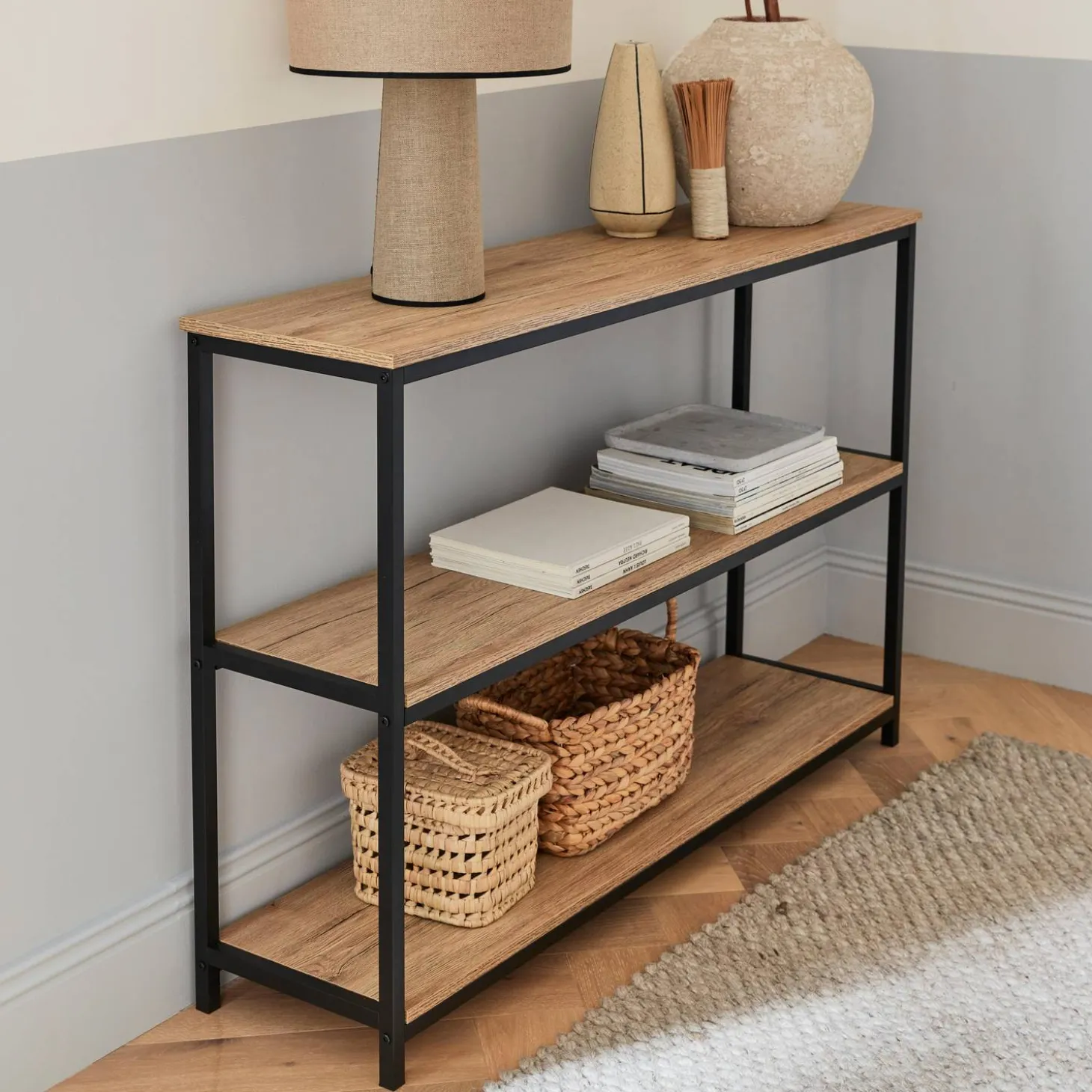 Metallregal mit Ablagen in Holzdesign