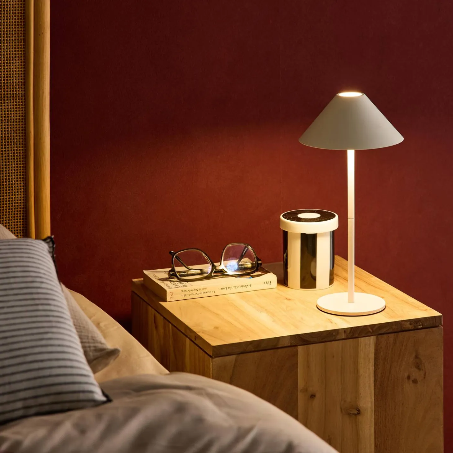 Mobile LED-Tischlampe für Innen- und Außenbereich H 135 cm