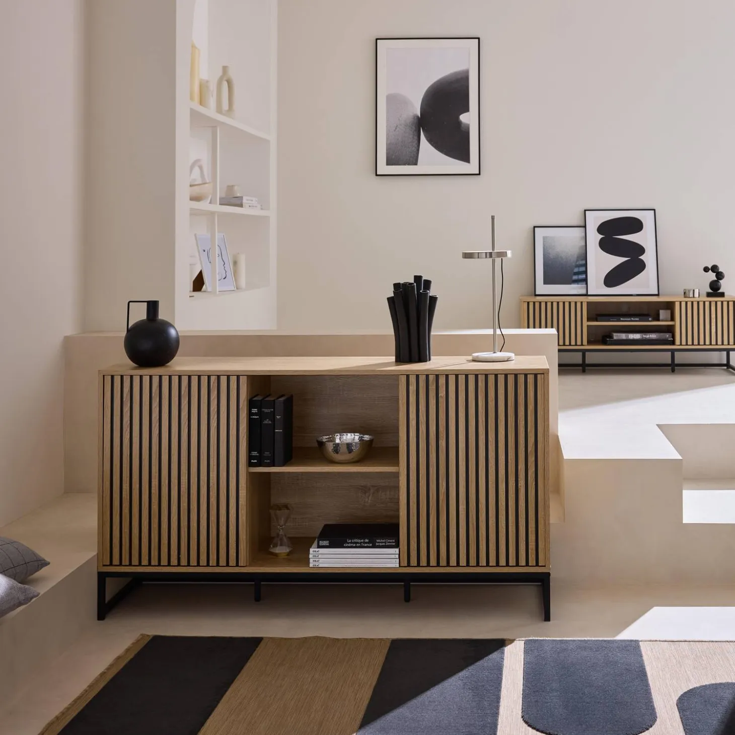 Moderne Anrichte in geriffelter Holzoptik mit 2 Türen B 140