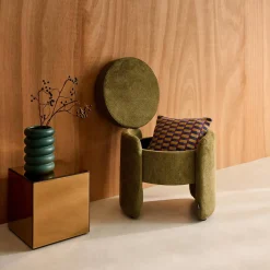 Moderner Hocker mit Stoffbezug und Stauraum