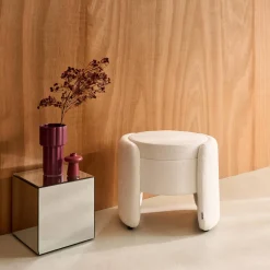 Moderner Hocker mit Stoffbezug und Stauraum