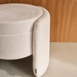 Moderner Hocker mit Stoffbezug und Stauraum