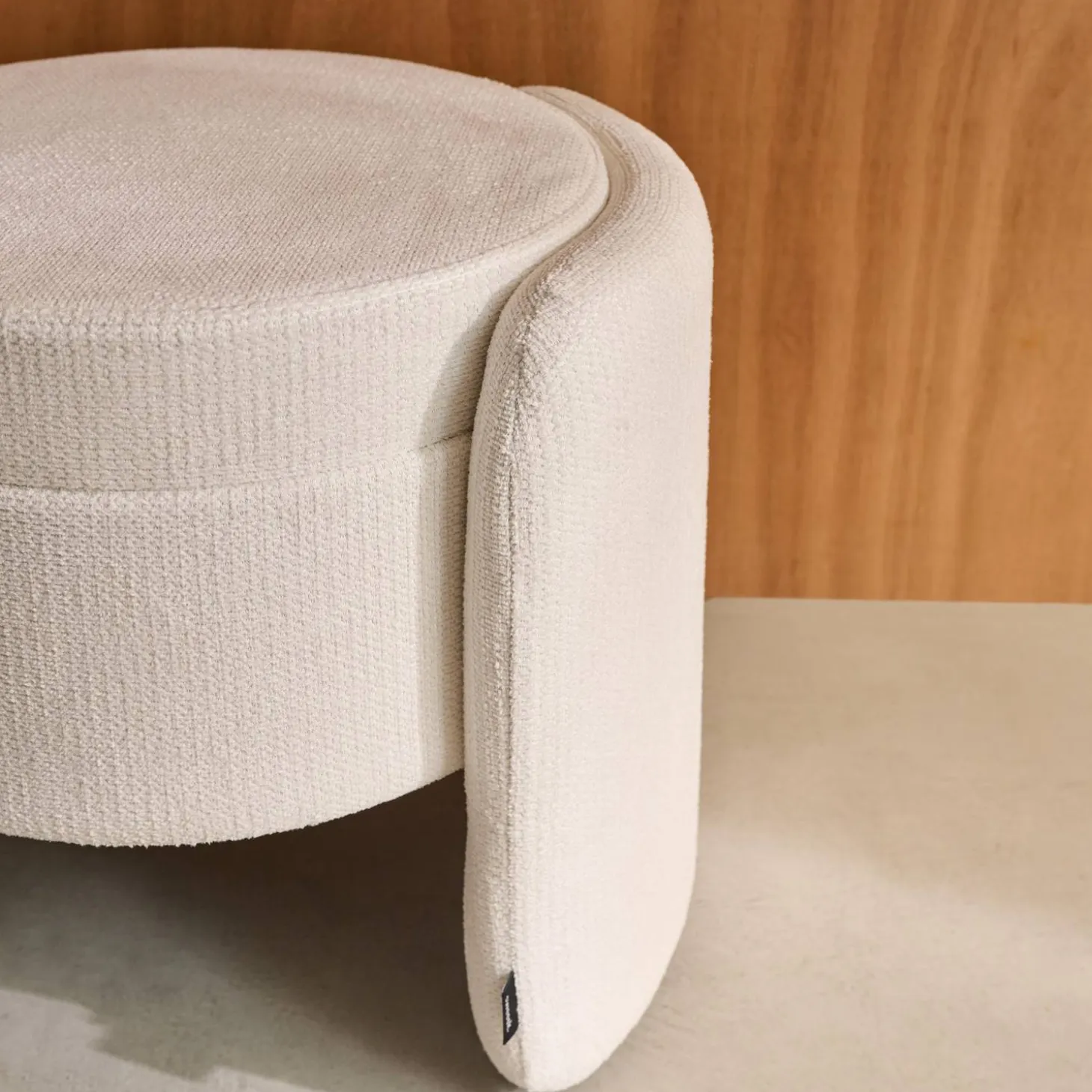 Moderner Hocker mit Stoffbezug und Stauraum