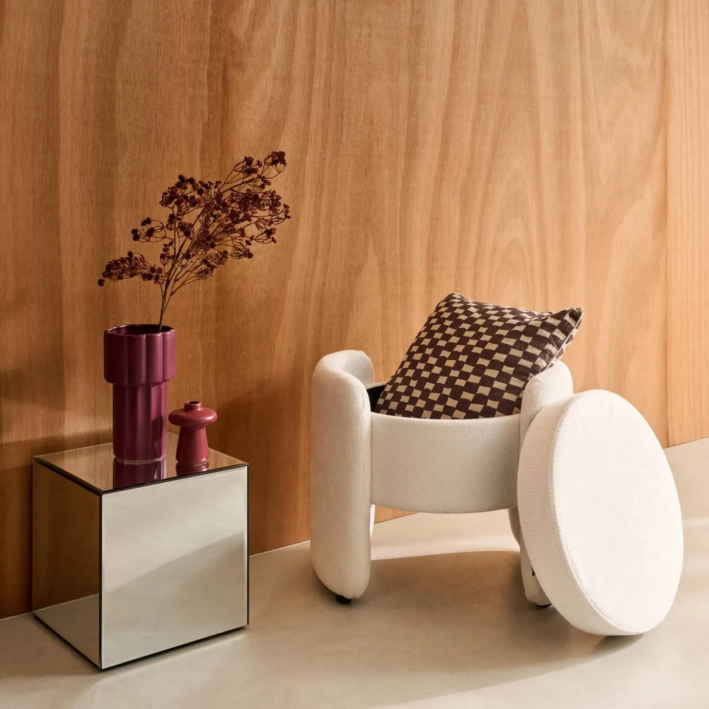 Moderner Hocker mit Stoffbezug und Stauraum