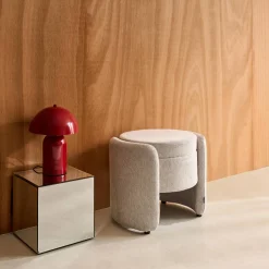 Moderner Hocker mit Stoffbezug und Stauraum