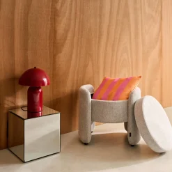 Moderner Hocker mit Stoffbezug und Stauraum